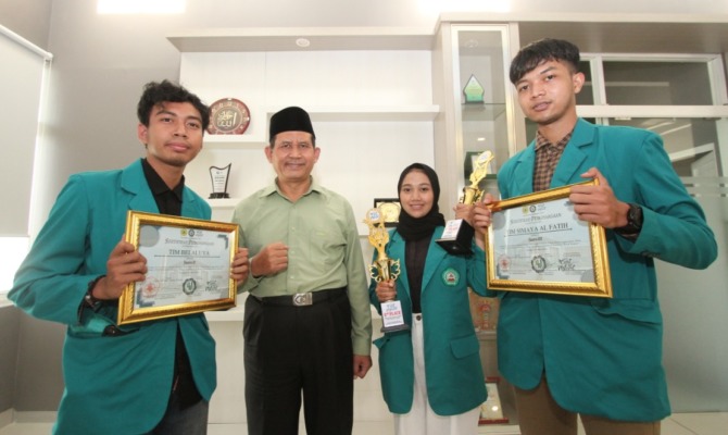 RAIH PRESTASI: Mahasiswa Teknik Sipil Unisma menunjukkan penghargaan yang baru diraihnya, kemarin.