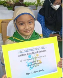 AMBISI JUARA DUNIA: Zahwa Gassani Sabata menunjukkan sertifikat penghargaan juara 3 tingkat provinsi lomba panjat tebing dalam rangka Hari Pendidikan Nasional 2022. (ZAHWA GASSANI FOR RADAR MALANG)