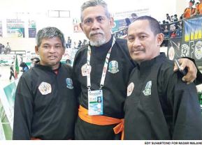 TANGAN DINGIN: Edy Suhartono (kanan) bersama tim pelatih saat mendampingi atlet pencak silat Jawa Timur di PON 2015.