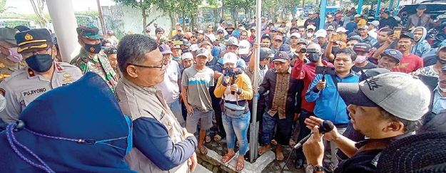 DESAK BUKA PASAR: Ratusan pedagang untuk kali kedua melayangkan protes di kantor Pasar Hewan Gondanglegi, Jumat pagi kemarin (20/5). (DARMONO/RADAR MALANG)