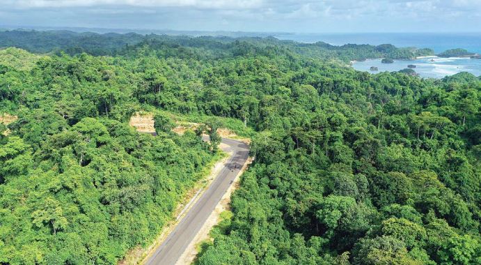 TUNGGU INSTRUKSI: Kawasan pesisir di Kecamatan Bantur ini jadi salah satu titik yang hendak dikembangkan Pemkab Malang bila peralihan tata kelola hutan jadi diterapkan. (DARMONO/RADAR MALANG)