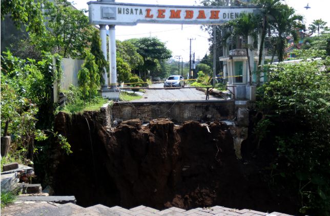 PUTUS: Kondisi jembatan Lembah Dieng, Kelurahan Pisang Candi, Kecamatan Sukun, Kota Malang kemarin (10/5). (DARMONO/RADAR MALANG)