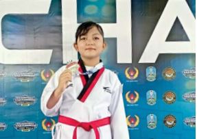 PRESTASI: Allmira Sukshma Negara menunjukkan medali juara 2 F-IND Poomsae Grup 65 Kejurprov Taekwondo Indonesia Jatim di GOR Mastrip, Kota Probolinggo Maret lalu. (DOKUMEN KELUARGA ALLMIRA SUKSHMA NEGARA)