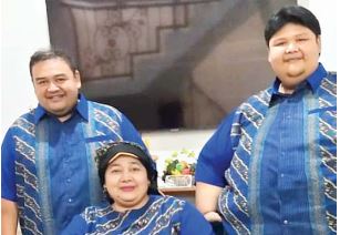 BERJIWA SENI: Dwi Ariesta Wardhana (kanan) bersama ibunya, Ninik Endah dan saudaranya. Berat badan Dwi Ariesta hingga 275 kg itu karena diduga ada kelainan hormon. (ist)