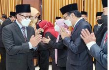 TERBANYAK: Wali Kota Malang Sutiaji (kiri) memberi ucapan selamat kepada sejumlah ASN yang kemarin dimutasi. (Humas Pemkot Malang For Radar Malang)