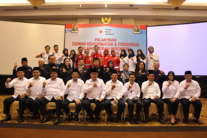 PENGURUS BARU: Para pengurus Palang Merah Indonesia (PMI) Kota Malang foto bersama usai pelantikan di Hotel Santika Premiere kemarin (11/5). Mereka menjabat untuk masa bakti 2022-2027.  (PMI KOTA MALANG FOR RADAR MALANG)