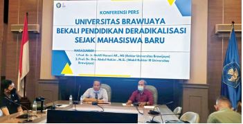 SAMPAIKAN SIKAP: Wakil Rektor III Bidang Kemahasiswaan UB Prof Dr Drs Abdul Hakim MSi (dua dari kiri) memberi keterangan pers kepada awak media di gedung Rektorat UB kemarin siang (25/5). (Suharto/ Radar Malang)
