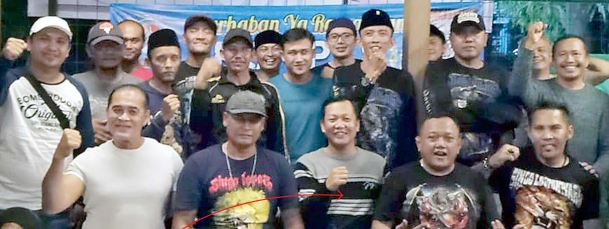 PEMBERDAYAAN: Pupuh Swastomo (depan tengah) bersama anggota Kompas ketika melakukan aksi sosial beberapa waktu lalu (pupuh baruna dor radar malang)