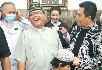 JAGA KERUKUNNAN: Romo Sarbini (dua dari kiri) saat silaturahmi ke Gus Zain Baik (kanan) di Pondok Rehabilitasi Mental Az Zainy, Tumpang, awal Mei lalu. (Romo Sarbini For Radar Malang)