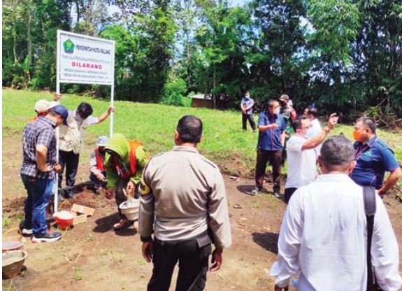 DIBANTU KEJARI: Pemasangan plang dilakukan petugas gabungan pada salah satu aset Pemkot Malang di daerah Sawojajar, bulan Januari lalu. Tahun ini, total ada 233 bidang aset yang tersertifikasi. (BIYAN MUDZAKY HANINDITO / RADAR MALANG)