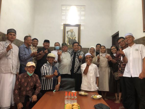 TRADISI: Para tokoh Katolik Keuskupan Malang mengunjungi kediaman pimpinan Ponpes Az-Zainy Tumpang KH Zain Baik untuk mengucapkan selamat Idul Fitri kemarin. (YUDHISTIRA/RADAR MALANG)