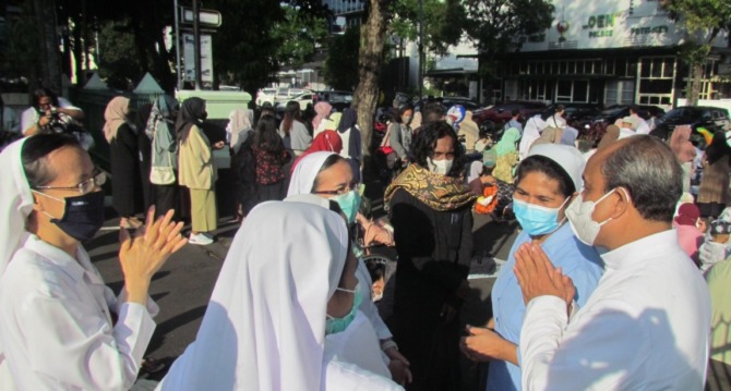 TOLERANSI: Suster dan Pastur di Gereja Katolik Hati Kudus Yesus bersalam-salaman mengucapkan selamat Idul Fitri 1443 H kepada jamaah Salat Id di Masjid Agung Jami Kota Malang, 2 Mei lalu. (Ist)
