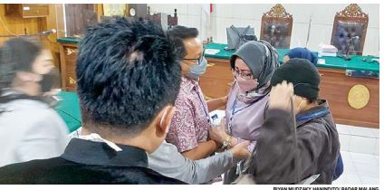 PIKIR-PIKIR: Diana Istislam tampak menangis setelah mendapat hukuman dua bulan penjara dengan masa percobaan enam bulan kemarin. (BIYAN MUDZAKY HANINDITO/ RADAR MALANG)