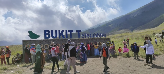 AREA FAVORIT: Wisatawan memadati bukit Teletubbies di Gunung Semeru, kemarin (16/5).
