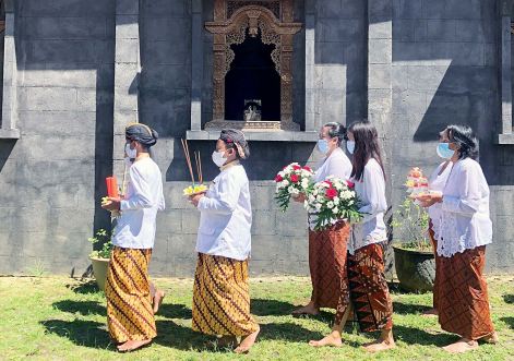 PERTAHANKAN TRADISI: Umat Buddha di Desa Ampelgading merayakan Waisak di Vihara Buddha Ratana dengan berbagai atribut yang kental nuansa adat Jawa. (YUDHISTIRA/RADAR MALANG)