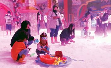 ASYIK: Sejumlah pengunjung menikmati suasana dan bermain di wahana snow park Hawai Group Malang Jumat kemarin (29/4). (Darmono/Radar Malang)