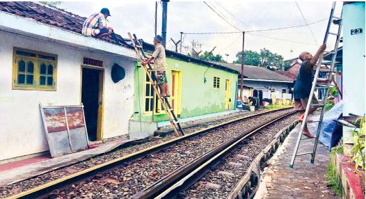 INISIATIF: Sejumlah warga yang berdomisili di RT 11 RW 6 Kelurahan Sukoharjo, Kecamatan Klojen, mulai membongkar bagian depan rumahnya, kemarin (23/6).