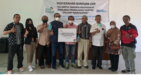 Penyerahan CSR oleh Pejabat Pelaksana Lingkungan PLN UPT Malang Tezar Pungkas Prihatin kepada Ketua Kelompok Swadaya Maryarakat Dian