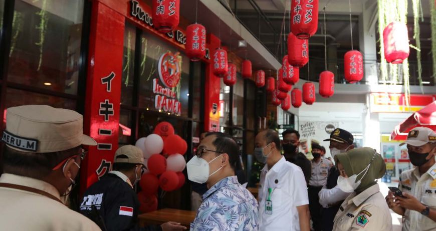 PENERTIBAN: Personel gabungan satpol PP dan Bapenda Kota Malang melakukan sidak terhadap kafe nakal, beberapa waktu lalu. Penertiban diharapkan bisa mendongkrak sektor pajak.(DARMONO/RADAR MALANG)