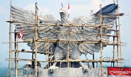 HAMPIR JADI: Patung Garuda Pancasila buatan para narapidana di area Sarana Asimilasi dan Edukasi (SAE) Ngajum milik Lapas Lowokwaru. (LAPAS LOWOKWARU FOR RADAR MALANG)
