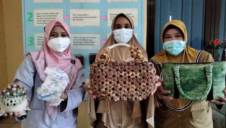 INOVATIF: Kepala Puskesmas Polowijen drg Ratna Yulia (tengah) menunjukkan kerajinan tas dari limbah diapers, kemarin. (NABILA AMELIA/RADAR MALANG)