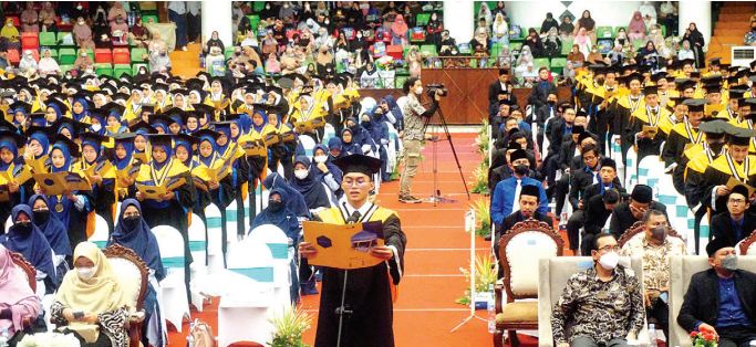 TATAP MASA DEPAN: Wisudawan dan wisudawati mengucapkan ikrar alumni. (FOTO: IIBS FOR RADAR MALANG)