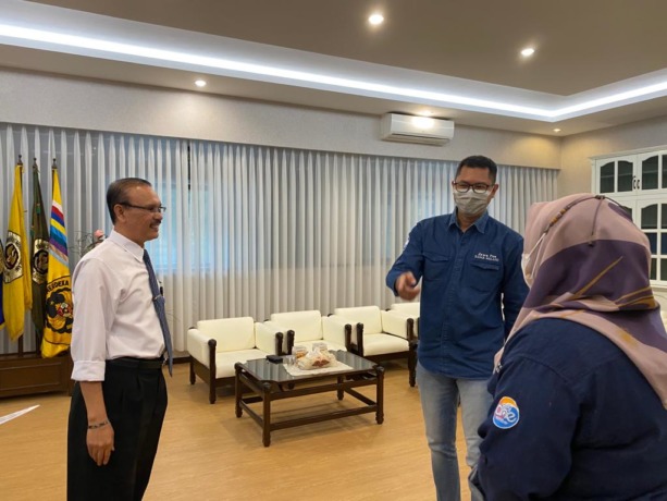 FERDI SATRIA/RADARMALANG SILATURAHMI: General Manager Radar Malang Don Virgo bersama Rektor Unmer Malang Prof Dr Anwar Sanusi, SE, MSi