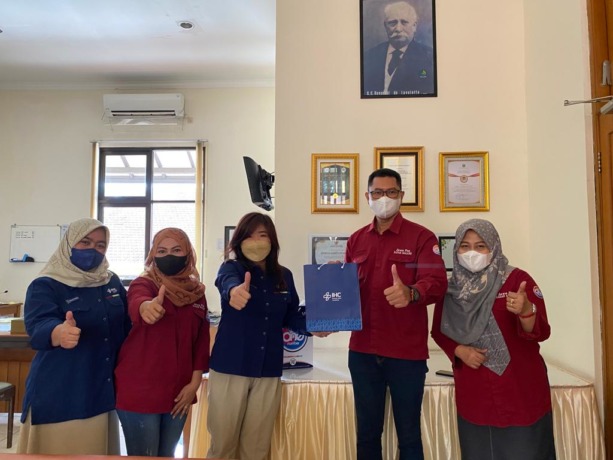 SINERGI: Direktur IHC RS Lavalette dr Mariani Indahri, MMRS bersama General Manager Radar Malang Don Virgo dan tim siang tadi.