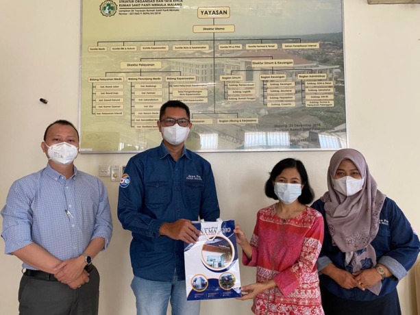 DAVID RAHMAT HAKIKI/RADARMALANG KERJA SAMA: Dirut RS Panti Nirmala Dr Cecilia Widijati Imam, MMRS (dua dari kanan) dan General Manager Radar Malang Don Virgo (dua dari kiri) bersama tim.