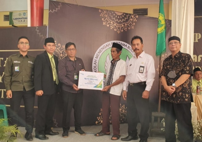 Penyerahan simbolis santunan kematian guru SMP Budi Mulia Pakisaji, disaksikan Camat Pakisaji dan Ketua Yayasan, Kepala Sekolah