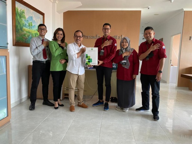 LULUK SETYAWATI/RADARMALANG ROADSHOW: Direktur Persada Hospital dr Sigit Riyarto, MKes, AAK (tiga dari kiri) dan General Manager Radar Malang Don Virgo (tiga dari kanan) bersama tim manajemen.