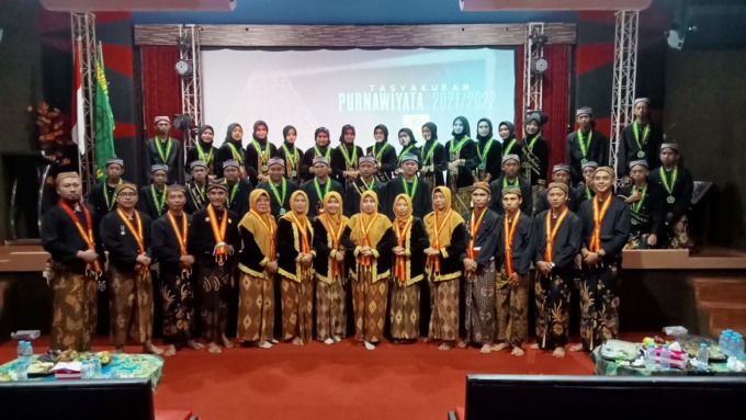 LULUSAN:Acara tasyakuran Purnawiyata tahun pelajaran 2021/2022  Madrasah Tsanawiyah Al Khalifah Kepanjen, Kabupaten Malang, Sabtu (11/6). Acara mengangkat bertemakan kebangsaan. (Reni/Radar Malang)