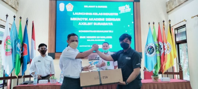 SMKN 10 Kota Malang for radar malang DUNIA INDUSTRI: Sinergi SMKN 10 Malang dengan Axelbit Surabaya.