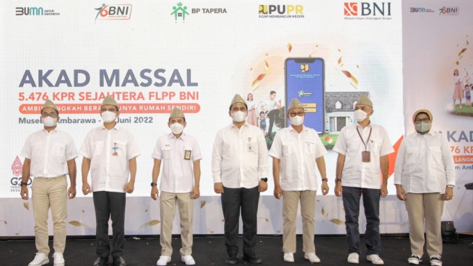 JAKARTA -- (Ki-ka) Direktur Layanan dan Jaringan BNI Ronny Venir, Direktur Pengawasan LJK-OJK Jateng & DIY Heru Prasetio, Direktur Pelaksanaan Pembiayaan Perumahan Direktorat Jenderal Pembiayaan Infrastruktur Pekerjaan Umum dan Perumahan Kementerian PUPR