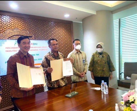 Dokumen BNI   JAKARTA -- (Ki-ka) Presiden Direktur Kalbe Farma Vidjongtius, Pemimpin Divisi Corporate Banking 1 BNI I Made Sukajaya, Direktur Corporate Banking BNI Silvano Rumantir dan Direktur Bisnis Konsumer BNI Corina Leyla Karnalies dalam Penandatanga