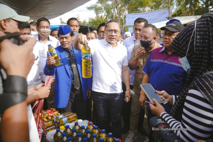 Menteri Perdagangan, Zulkifli Hasan meninjau ketersediaan stok dan harga minyak goreng di Pasar Toaya, Donggala, Sulawesi Tengah, Rabu (29 Juni).
