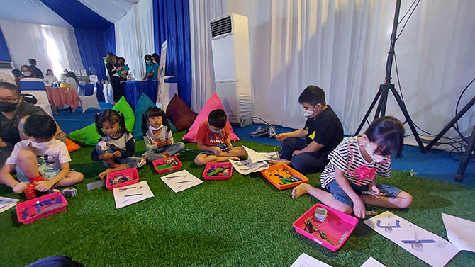 Anak-anak yang sedang mengikuti workshop Lego and fun competition di CitraLand Puncak Tidar Malang, Minggu (12/6).