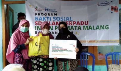 BAKTI SOSIAL: Yayasan Insan Permata Malang (YIPM) memberikan bingkisan dan uang tunai kepada warga di sekitar sekolah.