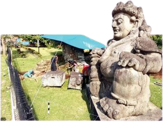 CARI FAKTABARU: Ekskavasi terhadap Arca Dwarapala di Candi Singosari sudah dilakukan sejak Minggu (26/6)(Suharto / Radar Malang)