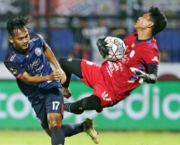 SERING BERJUMPA: Bramntio Ramadhan (kiri) berjibaku dengan kiper Rans Nusantara di laga Trofeo Ronaldinho, Minggu malam (26/6). Kedua tim bisa saja bertemu di babak 8 besar Piala Presiden 2022.(Darmono/ Radar Malang)