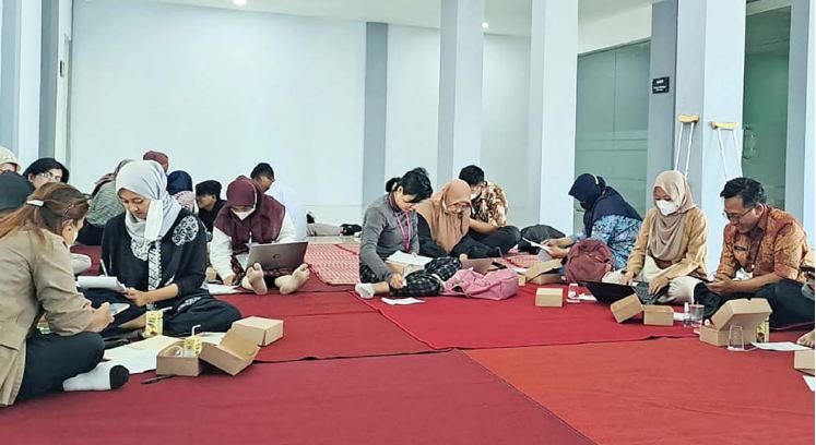 PERDALAM BAHASA INGGRIS: Sejumlah ASN dari Pemkot Batu mengikuti kelas building future skills di Perpustakaan Daerah Kota Batu, Kamis (23/6).(ALIFIANI/RADAR BATU)