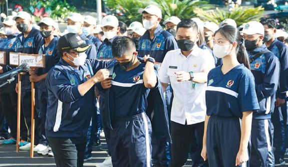 KOBARKAN SPIRIT: Wali Kota Malang Sutiaji (kiri) memakaikan jaket ke perwakilan atlet yang akan tampil di Porprov di Balai Kota Malang, kemarin.(suharto/ radar malang)