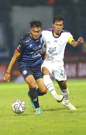 OPTIMISTIS: Rizky Dwi Febrianto (kiri) turun di laga Trofeo Ronaldinho, Minggu lalu (26/6). Di babak 8 besar, dia dan penggawa Arema FC lainnya akan bermain di sore hari.(Darmono / Radar Malang)