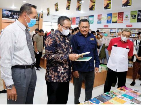 BEDA DENGAN TOKO BUKU LAINNYA: Rektor UMM Dr Fauzan MPd (kiri) dan Sekjen Kementerian PUPR Ir. Mohammad Zainal Fatah (dua dari kiri)bersama dengan Wakil Rektor II UMM Dr. Nazaruddin Malik, M.Si. (tiga dari kiri) saat mengunjungi dan melihat buku-buku yang