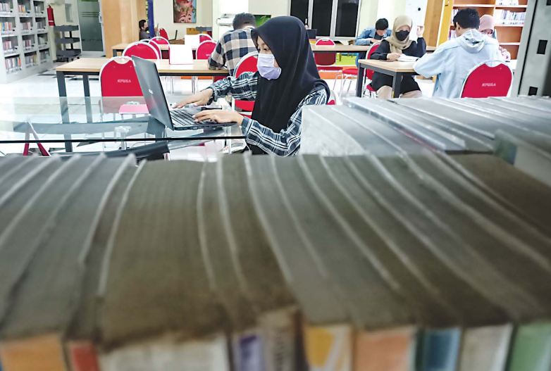 TINGKATKAN BUDAYA LITERASI: Peserta sosialisasi budaya baca dilatih membiasakan mambaca di Aula Perpustakaan Kota Malang, kemarin (28/6).(suharto/radar malang)