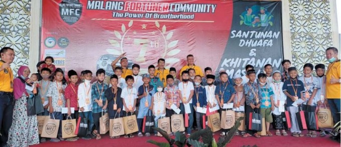 BERBAGI KEBAIKAN: Sebelum melakukan khitanan massal, sejumlah 50 anak foto bersama dengan anggota Malang Fortuner Community, Minggu (19/6) di Kendedes Pusat Oleh-Oleh & Resto, Kota Batu.(MALANG FORTUNER COMMUNITY FOR RADAR MALANG)
