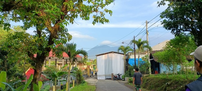 HARUS PATUHI ATURAN: Salah satu warga yang punya hajatan di Desa Sukodadi, Kecamatan   Wagir, Kabupaten Malang ini menutup sebagian  akses jalan, beberapa waktu lalu. (Neni Fitrin/Radar Malang)