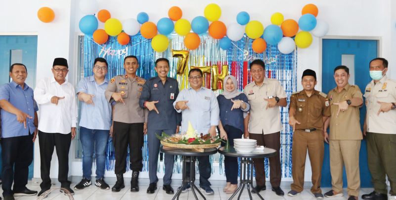 KHIDMAT: Dari kiri, Dirut Perumda Tirta Kanjuruhan Syamsul Hadi, Kepala Baznas Kabupaten Malang KH Khoirul Hafidz Fanani, Pimpinan PO Bagong Sandi Suwito Susilo, Wakapolres Kompol Rizky Tri Putra, Sekretaris Daerah Wahyu Hidayat, Direktur Radar Malang Tau