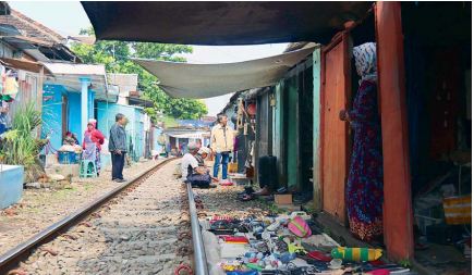 DALAM PENGKAJIAN: Bangunan permanen dan semi permanen di sekitar rel kereta api kawasan Kotalama hingga Depo Pertamina akan digusur dengan nilai kompensasi yang berbeda.
