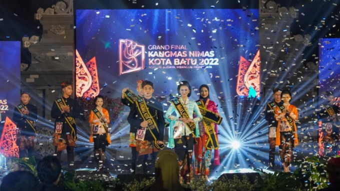 DUTA WISATA: Pasangan Fachries dan Salwa terpilih sebagai Kangmas Nimas Kota Batu 2022 pada ajang Duta Wisata Kangmas Nimas Kota Batu 2022 di Hal Singhasari Resort Batu. , Minggu malam (12/6).